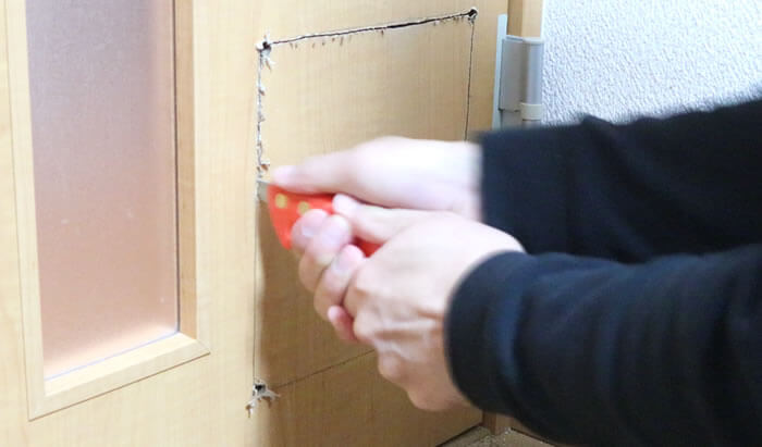DIY猫ドアの取り付け方-ノコギリでドアに穴開ける