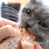 モンプチナチュラルキッスを食べる猫のモモ